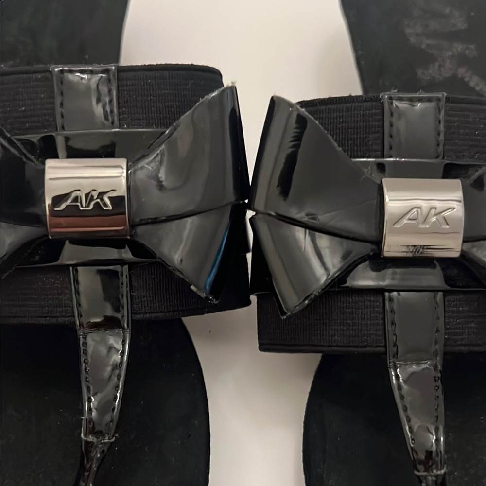 Anne Klein Black Bow Slide Sandals with a glossy finish Size 8 - Picture 3 of 3